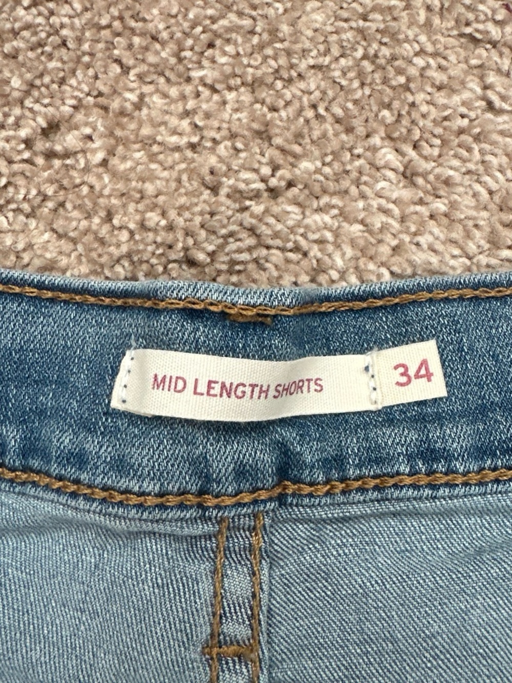 Levi’s Mid Length Shorts - Picture 4 of 5
